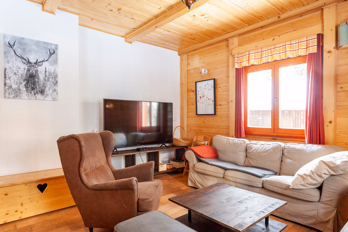 Dnevna soba s kaminom